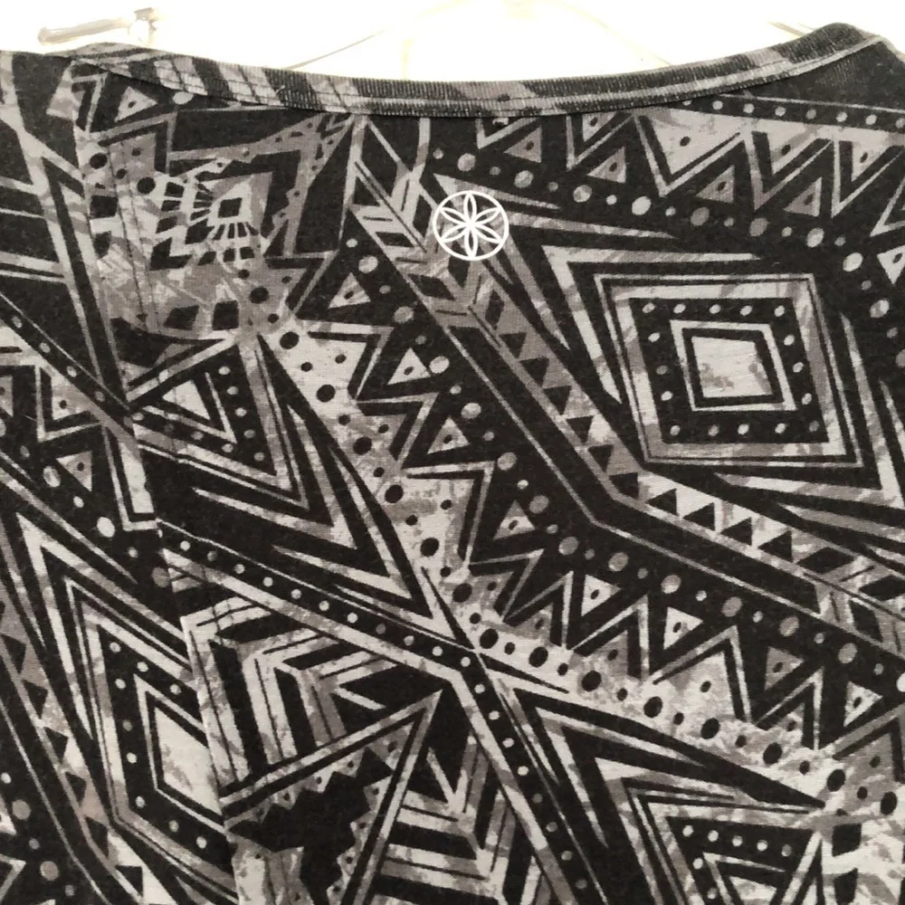 GAIAM Top Black Gray SZ M Like New! - Picture 7 of 7